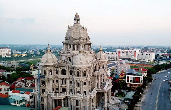 Lâu đài nguy nga trên khu đất "vàng" của đại gia xăng dầu