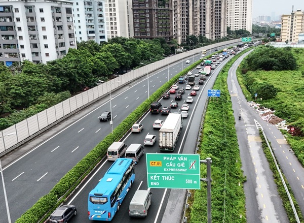 Mưa tầm tã cả ngày, cao tốc Pháp Vân - Cầu Giẽ ùn tắc