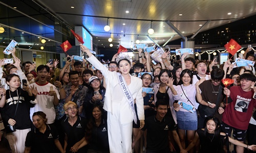 Kỳ Duyên được fan vây kín ở sân bay khi đi thi Miss Universe 