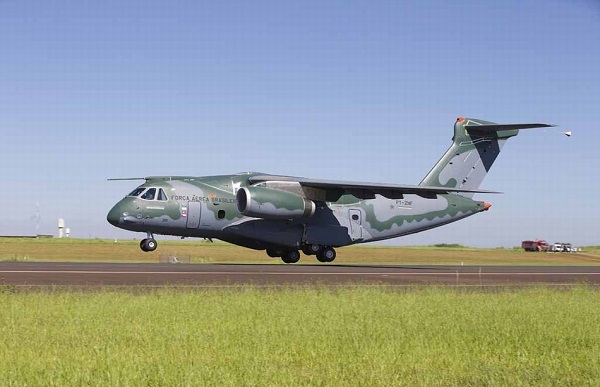 Khoảnh khắc máy bay vận tải KC-390 Brazil cất cánh lần đầu