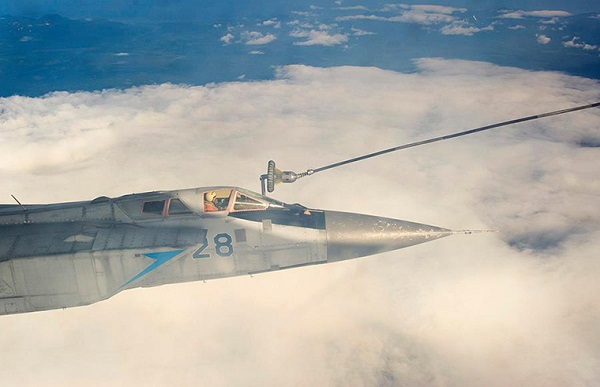 Mãn nhãn siêu tiêm kích MiG-31 “đổ xăng” giữa không trung