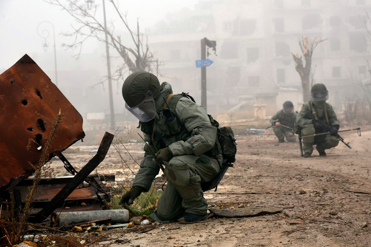 Công binh Nga “oằn mình” làm sạch bom mìn tại Aleppo