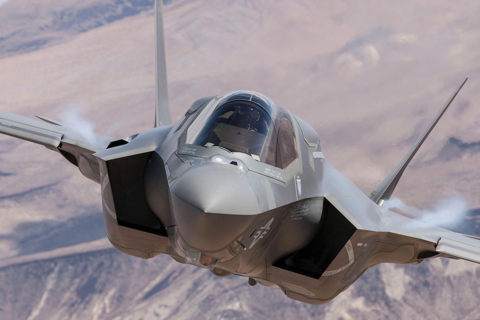 Mỹ sẵn sàng bán F-35 cho UAE, nhưng "mua bia phải kèm lạc"