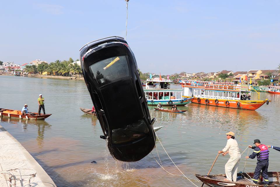 Tìm thấy thi thể bé trai 6 tuổi trong xe ô tô lao xuống sông