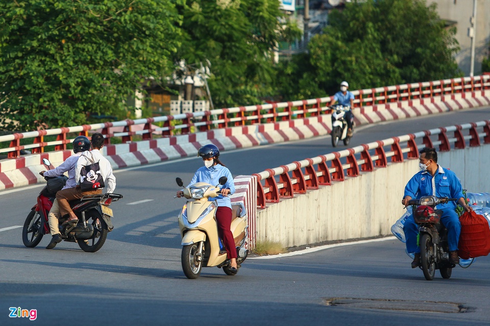 Hàng loạt người đi xe máy ngược chiều ở nút giao Chương Dương