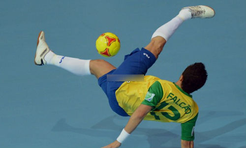 Pha ngả bàn đèn từ góc sút khó tin trên sân futsal