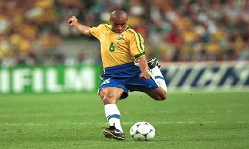 Những pha ghi bàn dị biệt đẹp nhất của Roberto Carlos