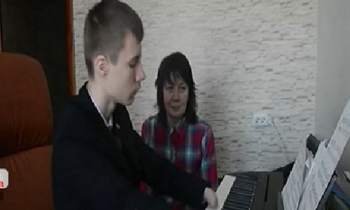 Cậu bé không tay chơi đàn piano điêu luyện