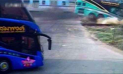 Kinh hoàng clip tàu hỏa đâm ngang xe bus