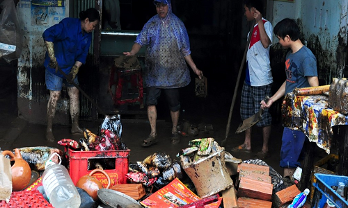 Lũ “dầu nhớt” tràn vào tận nhà dân Bình Định