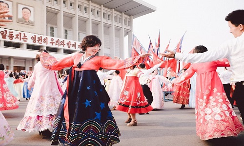 Vẻ tươi sáng khác lạ của Triều Tiên qua ống kính khách Tây