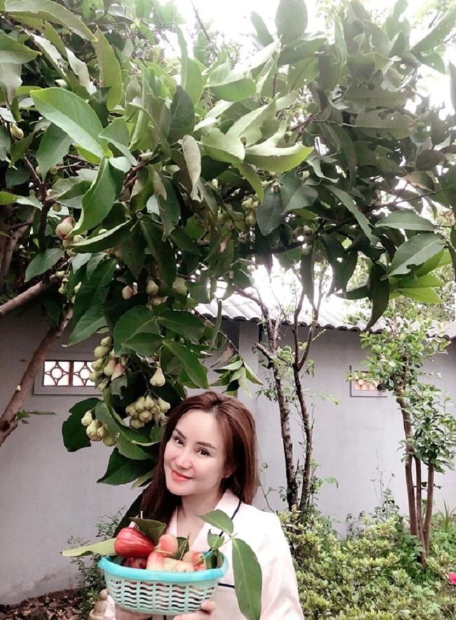 Cơ ngơi ngập hoa trái của ca sĩ Vy Oanh cùng chồng đại gia