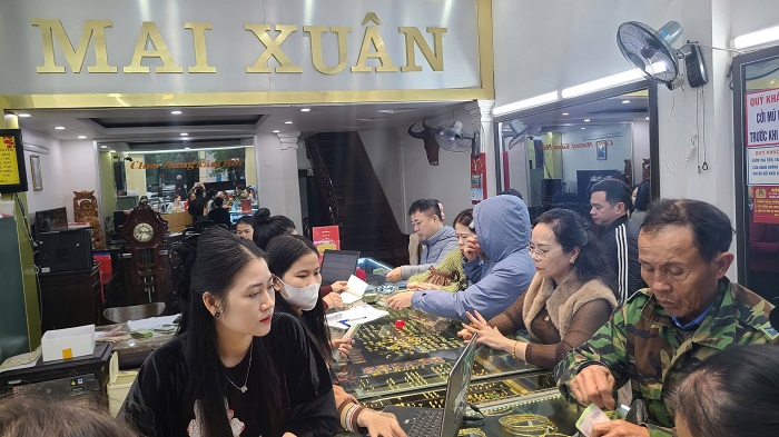 Đội mưa đến phố vàng ở Hà Tĩnh mua “lộc đầu Xuân”