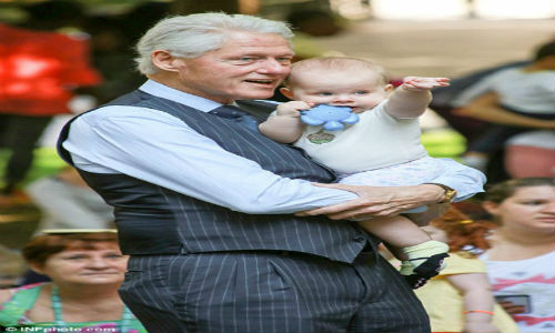 Cựu Tổng thống Bill Clinton khoe cháu ngoại