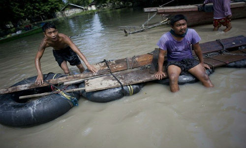 Dân Myanmar dùng can nhựa, săm xe... làm bè trong mưa lũ