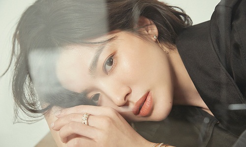 Giữa tin đồn “lục đục” chồng ngoại tình, Song Hye Kyo xuất hiện như “nữ thần“