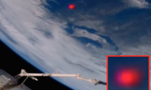 UFO đốm đỏ tiếp cận trạm vũ trụ quốc tế ISS