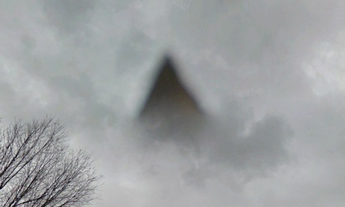 UFO tam giác đen khổng lồ lọt vào ống kính Google Street View