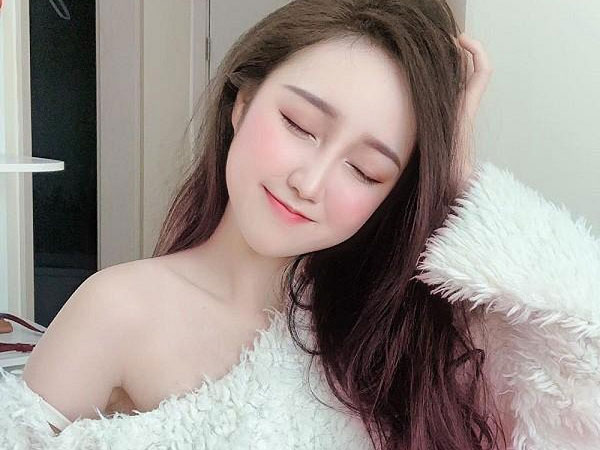 Hotgirl Cửu Kiếm 3D sexy cứ livestream là anh em game thủ "mất máu"