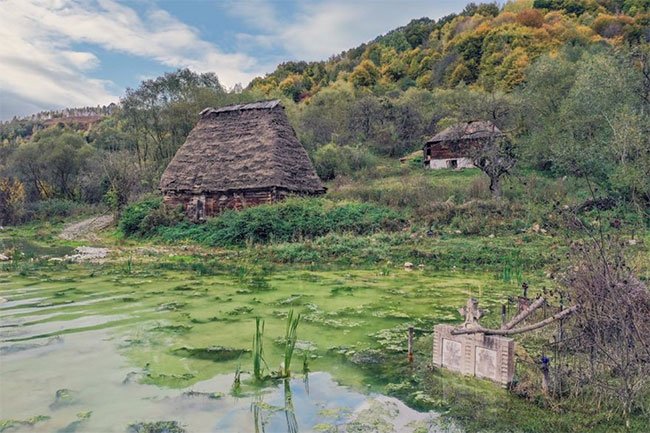 Vẻ đẹp ma mị đáng sợ của thung lũng chết chóc ở Romania