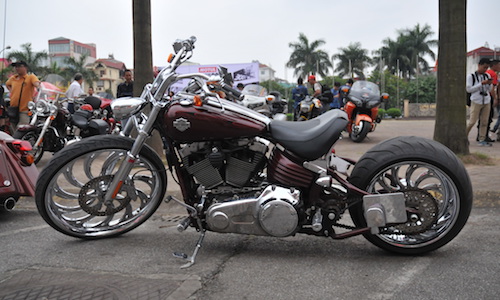 Harley-Davidson Rocker-C độ mâm “khủng” tại Hà Nội