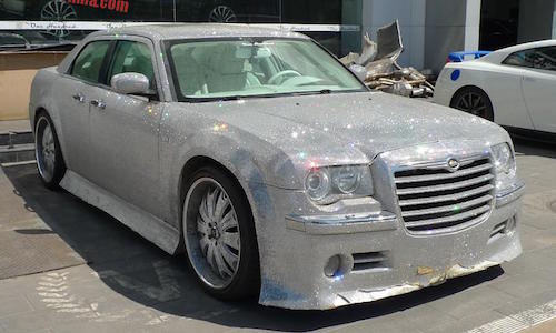 “Đau mắt” với Chrysler 300C dát trăm ngàn viên pha lê “fake”