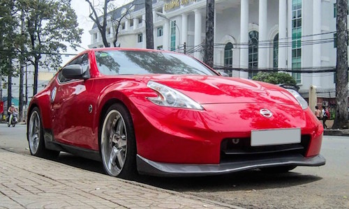 Ngắm xế độ Nissan 370Z rực rỡ trong nắng Sài Gòn