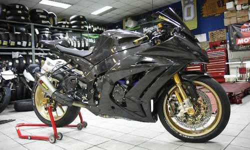 Người Thái “độ full option” Kawasaki ZX-10R bằng sợi carbon