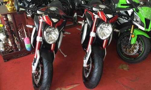 Cặp đôi MV Agusta Brutale Dragster 800 RR cập bến Sài Gòn