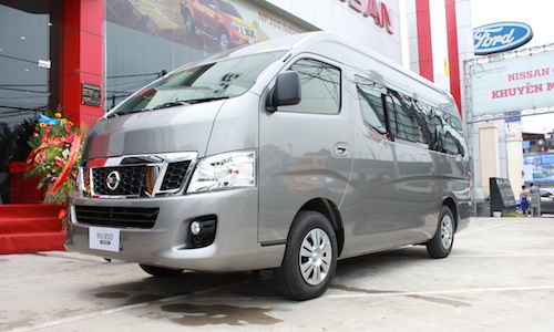 Cận cảnh minibus Nissan NV350 Urvan cạnh tranh Ford Transit