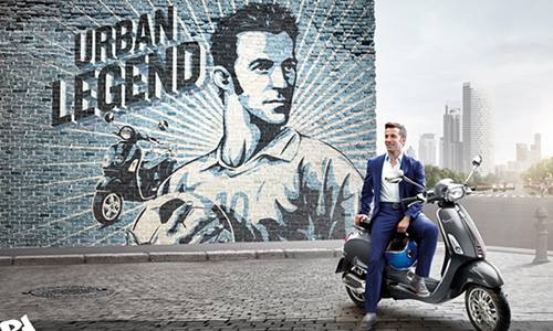 Alessandro Del Piero “dạo chơi” Hà Nội trước mưa dông