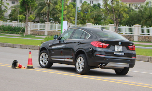 “Phá xe có tổ chức” tại BMW Driving Experience 2015