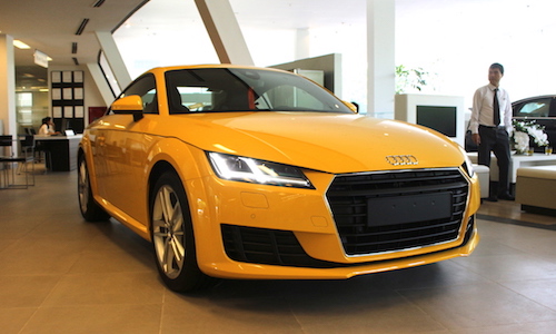 Soi Audi TT màu vàng mới giá gần 2 tỷ tại Hà Nội