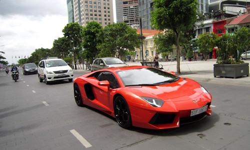 Siêu xe tiền tỷ Lamborghini Aventador lăn bánh trên phố Việt 