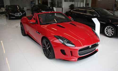 Soi “báo đỏ mui trần” Jaguar F-Type R Convertible tại Hà Nội