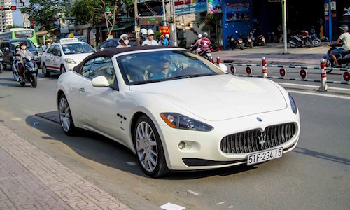 Siêu xe tiền tỷ Maserati Gran Cabrio lăn bánh tại Sài Gòn