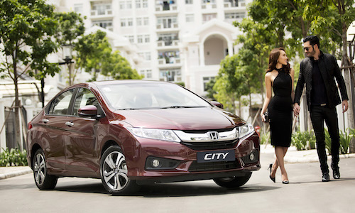 Siêu mẫu Việt gợi cảm bên "xế thành thị" Honda City 2016