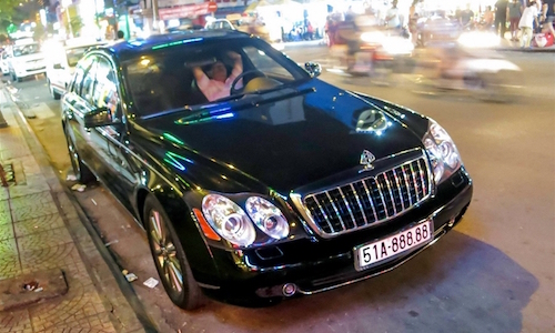 Nhìn lại siêu xe sang Maybach trị giá 25 tỷ trên phố Việt