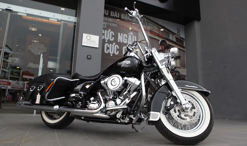 Harley-Davidson Road King Classic “full đồ chơi” tại Hà Nội