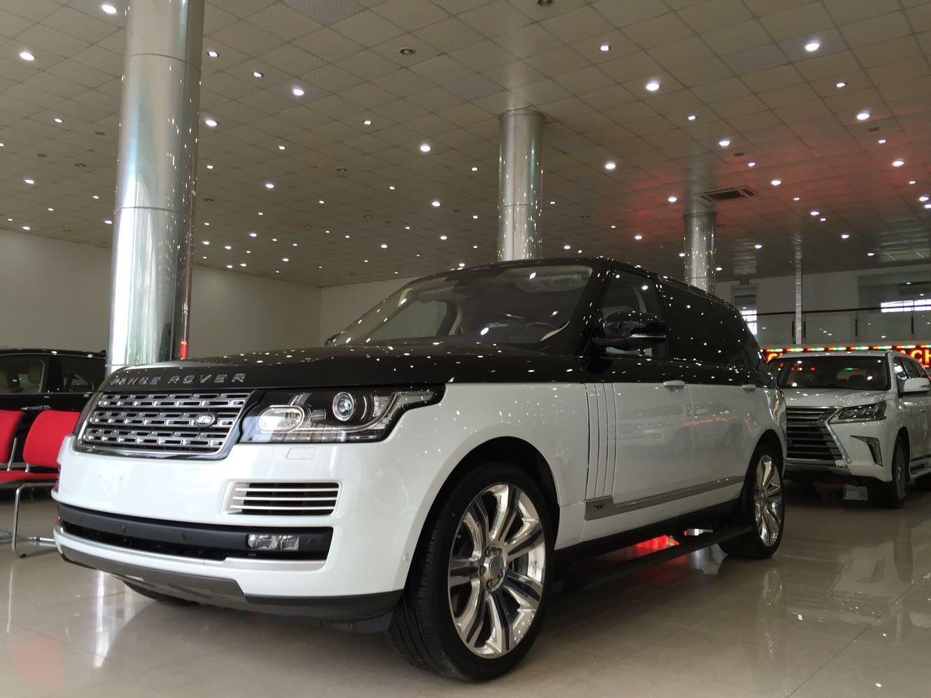 Range Rover SVAutobiography 2016 giá hơn 10 tỷ tại Hà Nội