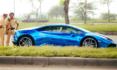 Siêu xe Huracan giá 13 tỷ bị CSGT “sờ gáy” tại Sài Gòn