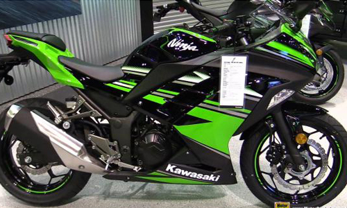 Kawasaki Ninja 300 phiên bản 2017 giá hơn 100 triệu đồng