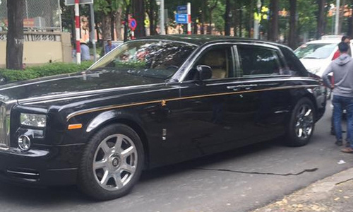 Rolls-Royce Phantom rồng 40 tỷ "gặp hạn" tại Sài Gòn