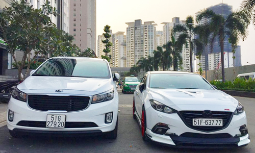 Mazda 3 “sánh đôi” Kia Sedona dạo phố Sài Gòn