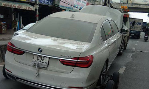 Xe sang tiền tỷ BMW 7-Series “nát đầu” tại Kiên Giang