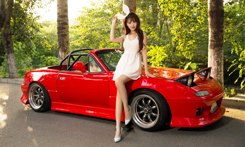 Hotgirl “thỏ con” khoe dáng bên xe thể thao Mazda MX-5