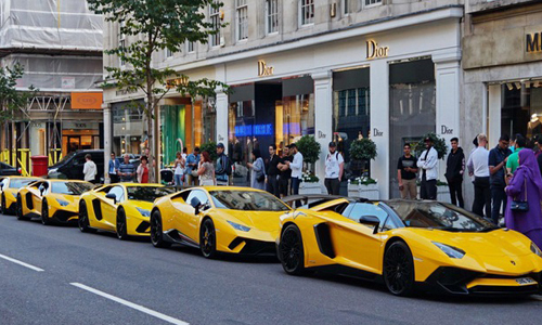 Dàn siêu xe Lamborghini “sẹc tông” nhuộm vàng phố London