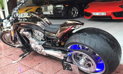 Môtô Harley V-Rod “hàng khủng" của đại gia Y tế Sài Gòn