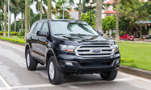 Ford Everest Ambiente "chốt giá" 900 triệu tại Việt Nam