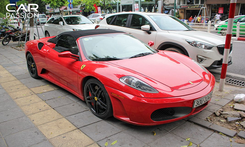 Siêu xe Ferrari F430 Spider tiền tỷ đỏ rực trên phố Hà Nội